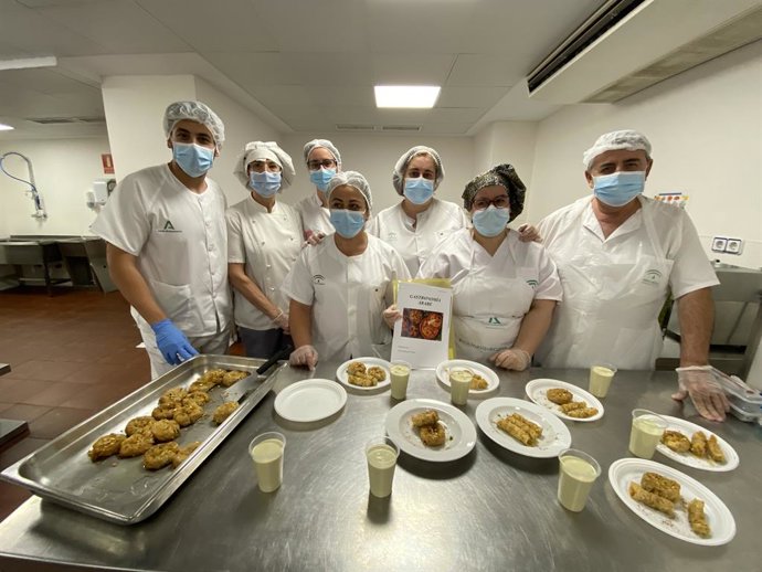 Personal de cocina en el taller de cocina árabe