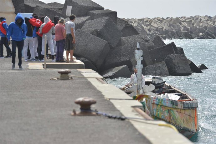 Un cayuco, en el Puerto de la Restinga, a 11 de agosto de 2023, en El Pinar de El Hierro, El Hierro, Islas Canarias (España). 