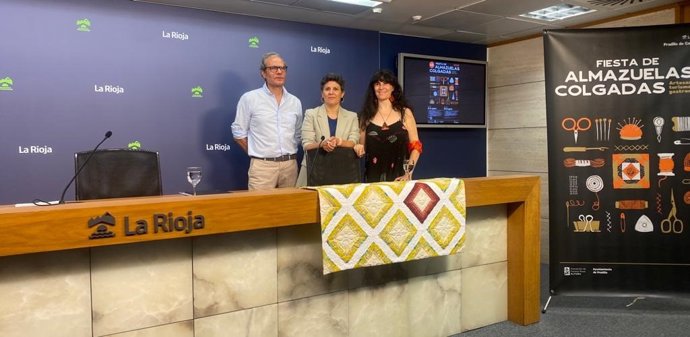 La directora general de Turismo y Promoción Territorial, Virginia Borges, el gerente de la Asociación ALTURA, Jesús Toledo, y la artesana Margo posan junto a 'Corazón', la almazuela que se sorteará este año.