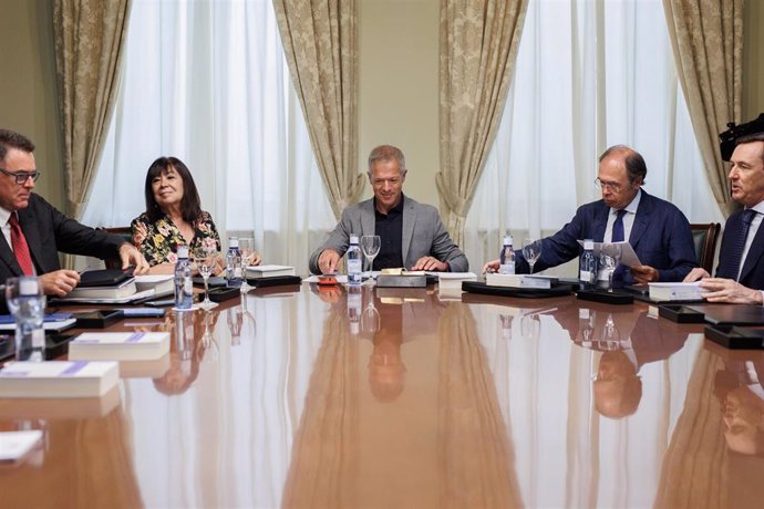 El presidente del Senado, Ander Gil (c), junto a la senadora y presidenta del PSOE, Cristina Narbona Cristina (i), el vicepresidente segundo del Senado, Pío García-Escudero (2d), y el senador del PP por Almería, Rafael Antonio Hernando (1d), durante  la