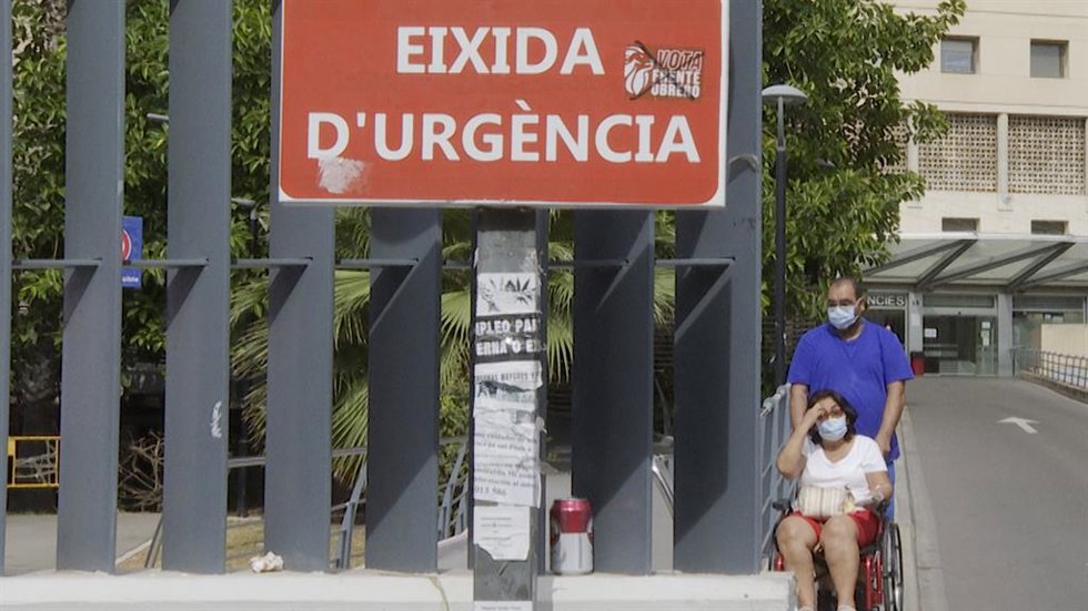 El hospital Dr Peset impone el uso de mascarillas ante el repunte de casos