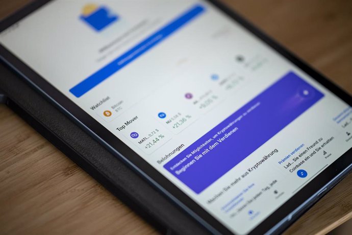 Archivo - FILED - 28 April 2021, Berlin: On the screen of a tablet, the app Coinbase shows the prices of various cryptocurrencies, including Bitcoin. Photo: Fabian Sommer/dpa