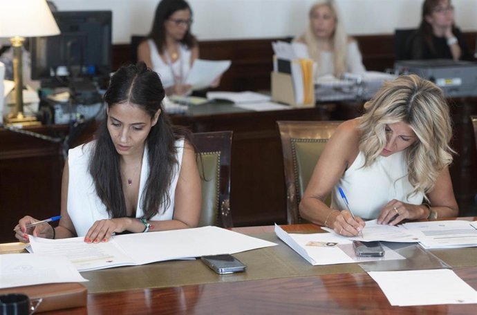 La vicepresidenta segunda y Ministra de Trabajo y Economía Social en funciones, Yolanda Díaz (d) y la diputada de Sumar, Tesh Sidi, presentan sus credenciales en el Congreso, a 16 de agosto de 2023, en Madrid (España). 