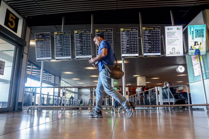 Un hombre en el aeropuerto Adolfo Suárez-Madrid Barajas, a 4 de agosto de 2023, en Madrid (España). 