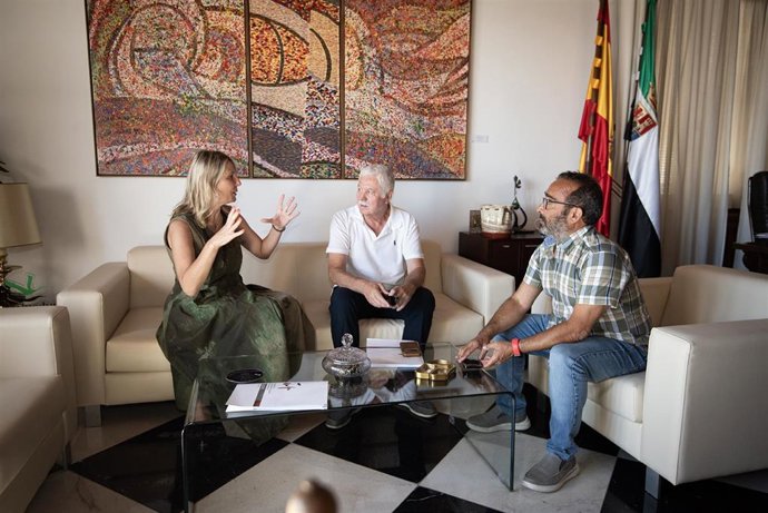 El presidente de la Diputación de Cáceres, Miguel Ángel Morales, se reúne con miembros de la Federación Española de Universidades Populares