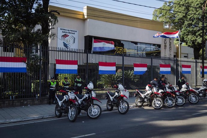 Archivo - Agentes de la Policía de Paraguay custodian la sede del Tribunal de Justicia Electoral (archivo).