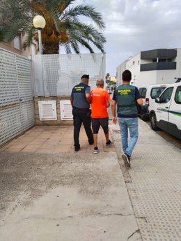 El bombero del Ibanat junto a dos agentes de la Guardia Civil tras ser detenido.