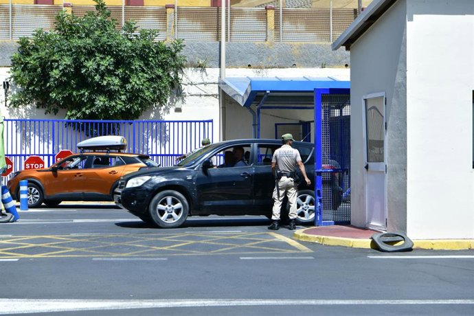 Un  agente de Eulen vigila la cola de vehículos en el puesto fronterizo del Tarajal, en Ceuta (España)