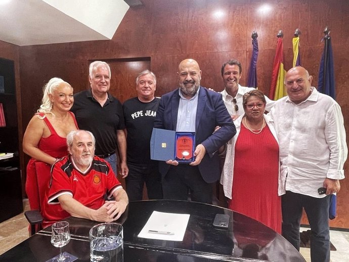El alcalde de Palma, Jaime Martínez con la Federación de Peñas del RCD Mallorca