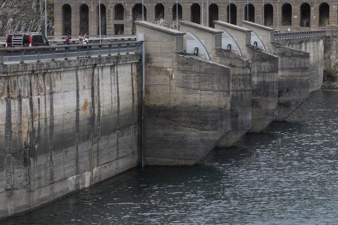 Archivo - Vista del embalse del río Porma en la provincia de León.
