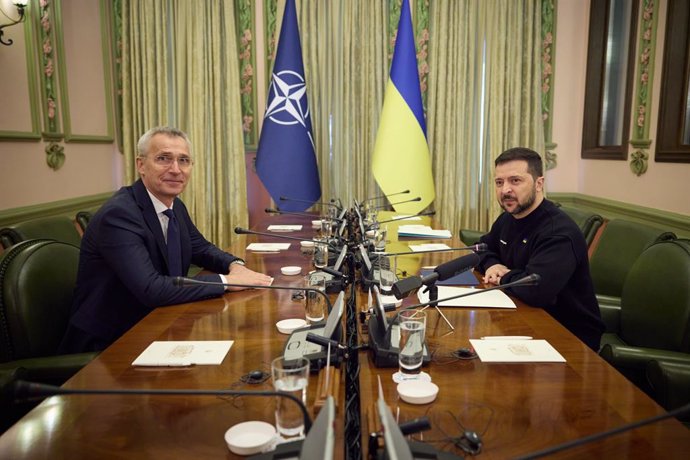 Archivo - El presidente de Ucrania, Volodimir Zelenski, recibe al secretario general de la OTAN, Jens Stoltenberg
