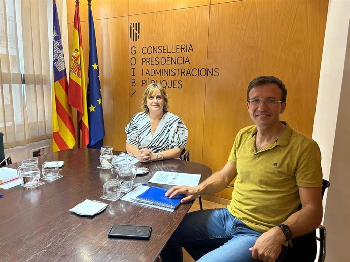 La consellera de Presidencia y Administraciones Públicas, Antnia Maria Estarellas,  con el director de Riscbal, Joan Estrany