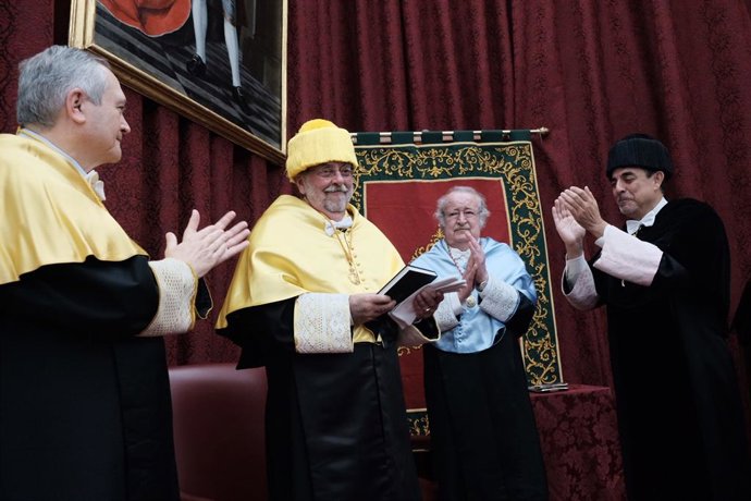 Archivo - El rector de la Universidad Nacional Autónoma de México (UNAM), Enrique Luis Graue Wiechers, recibe el Honoris Causa de manos del rector de la Universidad de Sevilla (US), Miguel Ángel Castro.