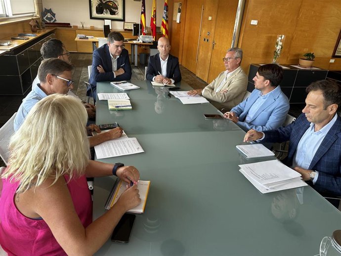 El conseller de Turismo, Cultura y Deportes, Jaume Bauz, reunido con el presidente del Consell de Menorca, Adolfo Vilafranca, y otras autoridades en su primera visita a Menorca.