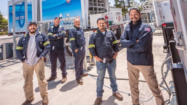 FirstElement Fuel team members break for a photo at the Company’s hydrogen logistics hub and field-testing facility located in Livermore, CA. The facility is home to a one-of-a-kind field-testing facility for liquid hydrogen cryopump systems.