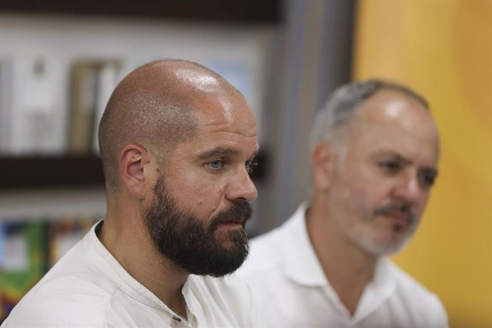 El portavoz del PSdeG PSOE en el Concello de Pontevedra, Iván Puentes, con colectivos de la Coordinadora Galega de ONGD, en la tienda de Comercio Justo de Solidaridad Internacional, a 19 de julio de 2023, en Pontevedra, Galicia (España). Fundada en 1986