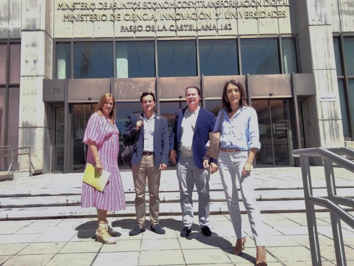 El alcalde de Jaén, Agustín González, junto con concejales del gobierno local antes de su reunión con la Dirección General de Fondos Europeos