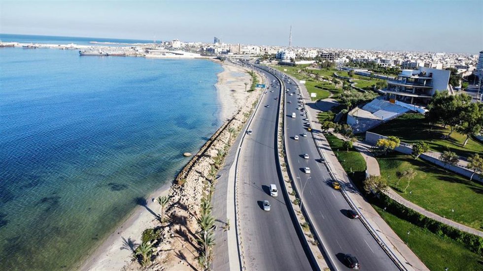 Archivo - Una vista aérea de las playas de Trípoli, en Libia
