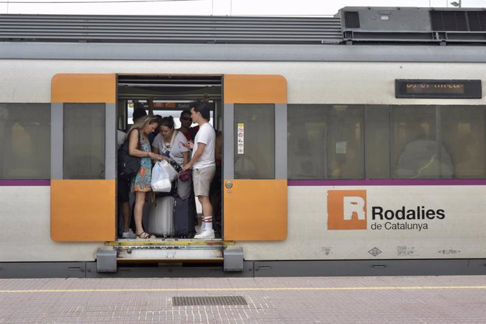 Varias personas en el interior de un tren en Vilanova i la Geltrú, una de las estaciones afectadas, a 16 de agosto de 2023, en Vilanova i la Geltrú, Barcelona, Catalunya