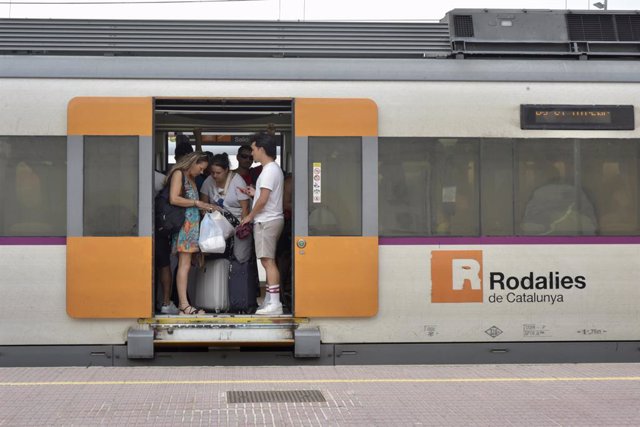 Diverses persones a l'interior d'un tren a Vilanova i la Geltrú, una de les estacions afectades, a 16 d'agost de 2023, a Vilanova i la Geltrú, Barcelona, Catalunya