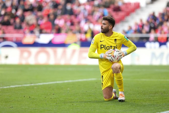 Archivo - El portero portugués Luis Maximiano durante un partido con el Granada.