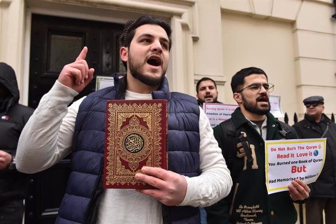 Archivo - Una protesta contra la quema de ejemplares de Corán en la Embajada sueca de Londres, en Reino Unido