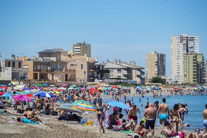 Archivo - Varias personas en la Playa de Levante, en la Manga del Mar Menor, en Cartagena, Región de Murcia (España).