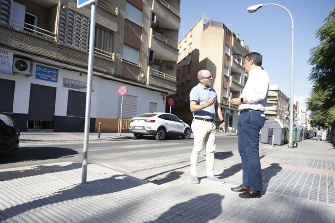 El alcalde de Córdoba, José María Bellido, y el teniente de alcalde delegado de Inclusión y Accesibilidad, Bernardo Jordano, en Sagunto.