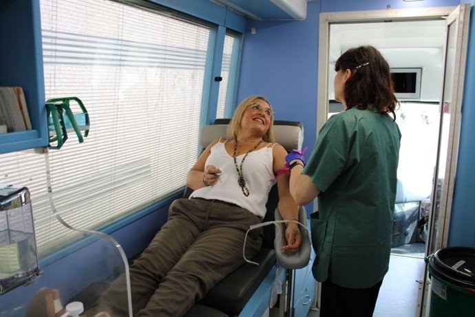La edil de Sanidad del Ayuntamiento de Mijas, Mariló Olmedo, ha visitado este miércoles la unidad móvil del Centro Regional de Transfusión de Sangre (CRTS) de Málaga, que se encuentra ubicada junto al Outlet de El Corte Inglés, en Las Lagunas.