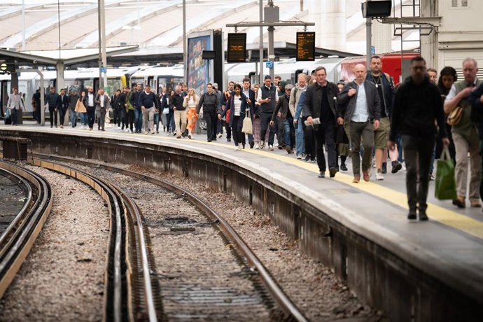 Archivo - 02 June 2023, United Kingdom, London: Passengers disembark a train at Waterloo train station in London, during a strike by members of the Rail, Maritime and Transport union (RMT), in a long-running dispute over jobs and pensions. Photo: James 