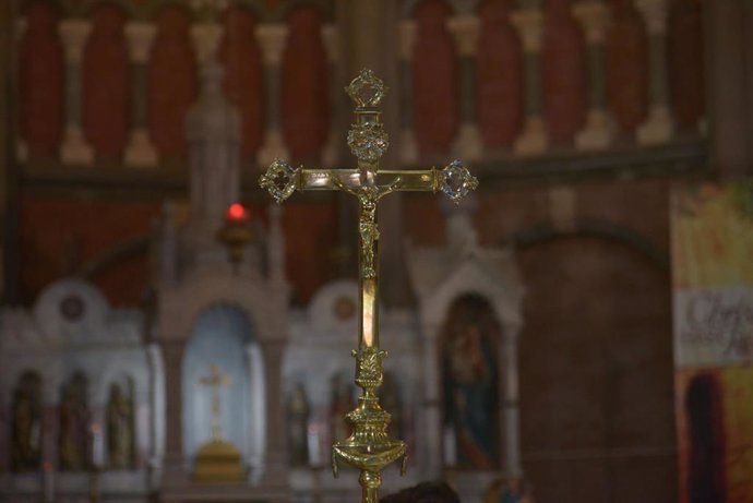 Archivo - Una cruz en la catedral del Sagrado Corazón en la ciudad de Lahore, en la provincia de Punyab (Pakistán)