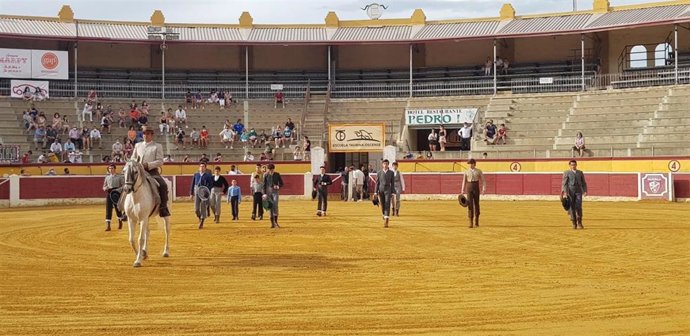 Archivo - La Escuela Taurina Oscense llena de actividad la Plaza de Toros de Huesca con un clase abierta al público en el año 2021.