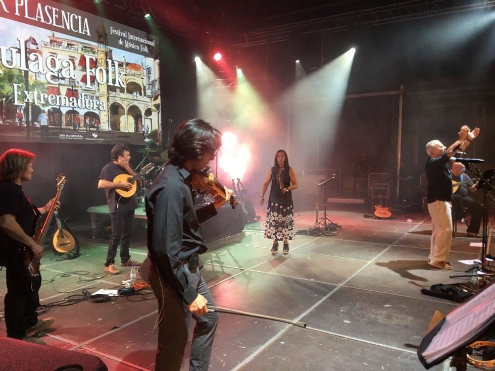 Archivo - El grupo Aulaga Folk en el escenario de Torre Lucía en Plasencia en 2021.