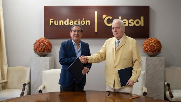 El presidente de la Fundación Cajasol, Antonio Pulido, y el presidente de la Real Academia de Bellas Artes Santa Isabel de Hungría, Juan Miguel González,