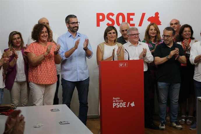 En el centro, la senadora del PSOE por la Región de Murcia, Inma Sánchez, acompañada por el secretario general del PSRM-PSOE, José Vélez, y el secretario de Transparencia y Regeneración Democrática en la Ejecutiva Federal del PSOE, Francisco Lucas