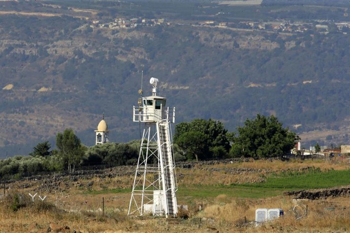 Archivo - Una torre de vigilancia de la misión de la ONU en Líbano en la frontera desmilitarizada con Israel 