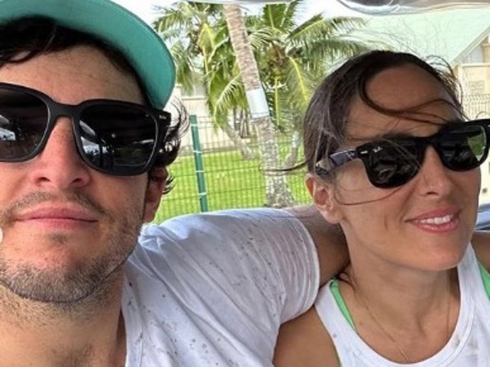 TAMARA FALCÓ E ÍÑIGO ONIEVA DURANTE SU RUTA EN BICICLETA POR LA ISLA DE TAHITÍ EN SU LUNA DE MIEL