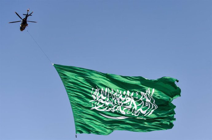 Archivo - Un helicóptero con una bandera de Arabia Saudí