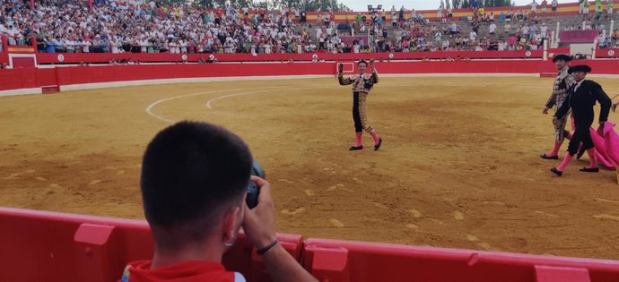 Diego Urdiales pasea dos orejas en Alfaro