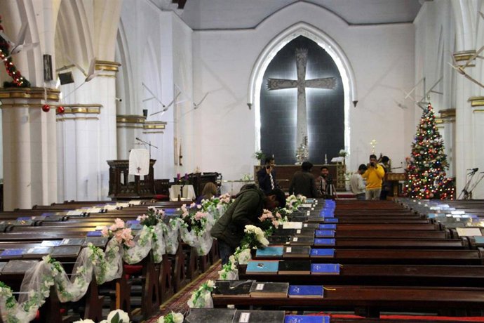 Archivo - Imagen de archivo del interior de una iglesia en Pakistán