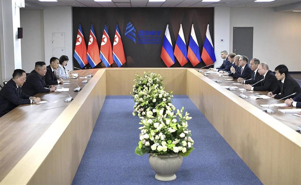 Archivo - Imagen de archivo de una reunión entre delegaciones de Rusia y Corea del Norte