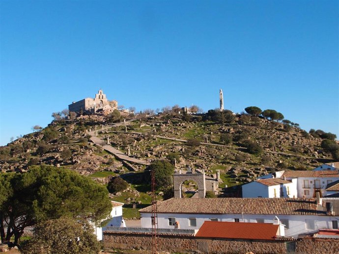 Archivo - Santuario de la Virgen de la Cabeza desde el poblado