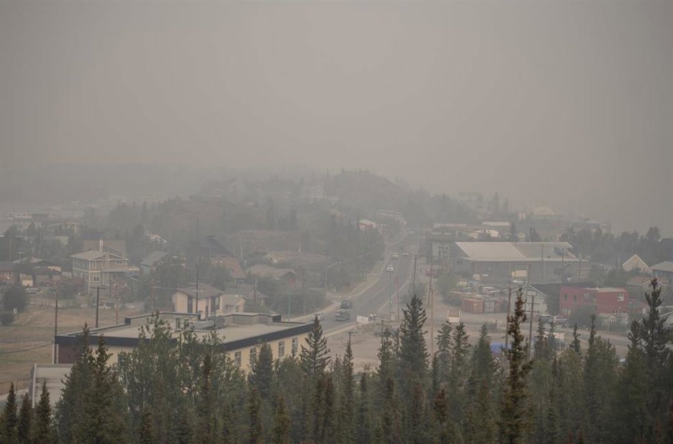 El humo de los incendios forestales llega a la ciudad canadiense de Yellowknife
