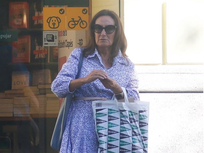 Paloma Rocasolano de compras por las calles de Madrid