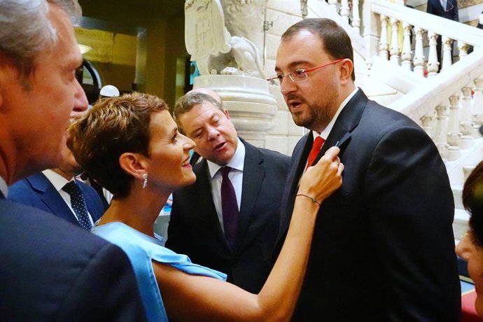 La presidenta de Navarra, María Chivite (2i), conversa con Adrián Barbón (1d), tras el acto solemne de la toma de su posesión como presidente del Principado de Asturias, en presencia del presidente de C-LM, Emiliano García-Page.