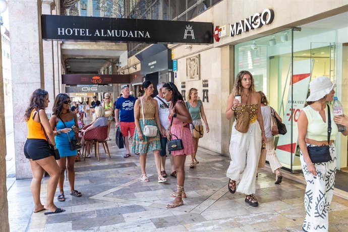 Archivo - Varias personas pasean por el centro, a 15 de julio de 2023, en Palma, Mallorca, Baleares (España). 