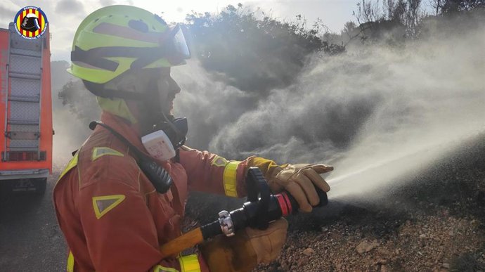 Un bombero en el incendio declarado este miércoles en Cullera