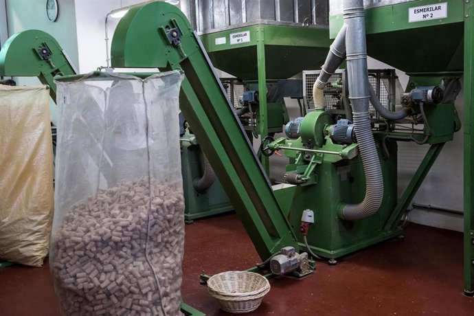 Archivo - Maquinaria para esmerilar los corchos en una fábrica.