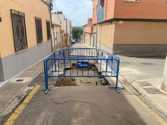 Obras por un reventón en el barrio Blanco.