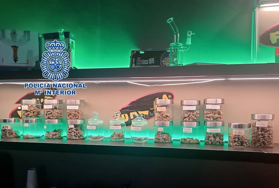 Nota De Prensa + Imágenes: La Policía Nacional Desmantela En Estepona Un Club De Fumadores Que Funcionaba Como Punto De Venta De Drogas